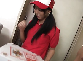 The alluring girl immigrant the pizza delivery comfort is seduced