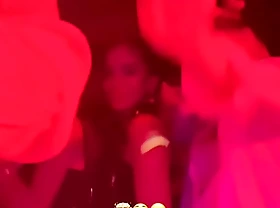 Anitta curtindo muito em balada de Miami